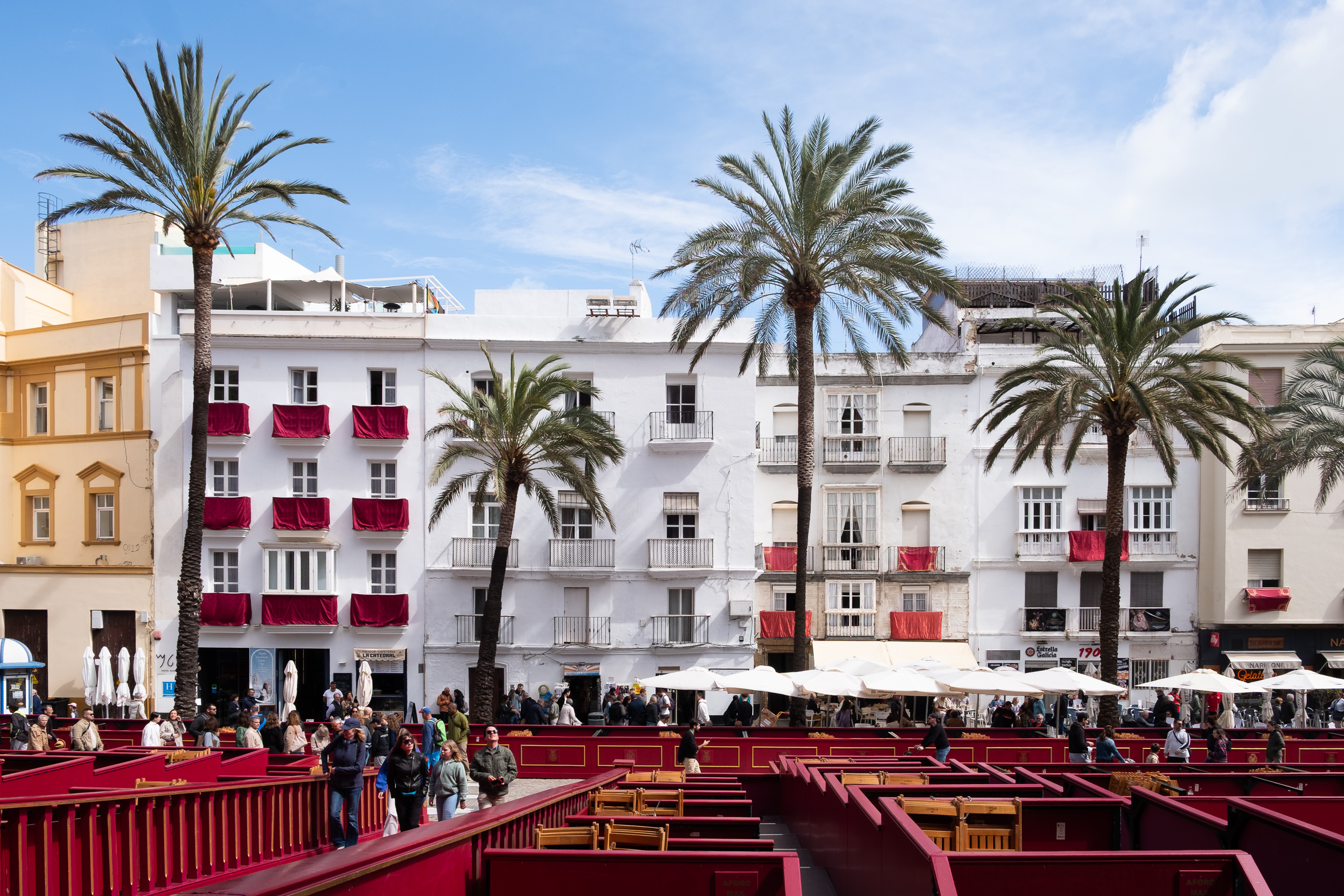 Plaza de la Catedral – rote Prozessionstribünen